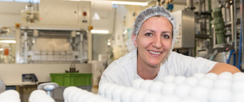 Frau in der Produktionshalle Donna nel reparto produzione